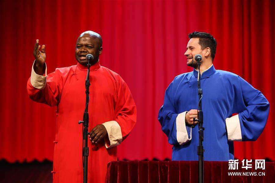 （文化）（5）紀(jì)念侯寶林誕辰100周年專(zhuān)場(chǎng)演出在北京舉行