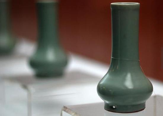南宋，龍泉窯，粉青釉鼓腹瓶 