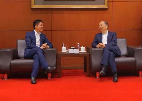 中國(guó)工商銀行董事長(zhǎng)易會(huì)滿和京東集團(tuán)董事局主席兼首席執(zhí)行官劉強(qiáng)東見證了雙方合作協(xié)議的簽署。 