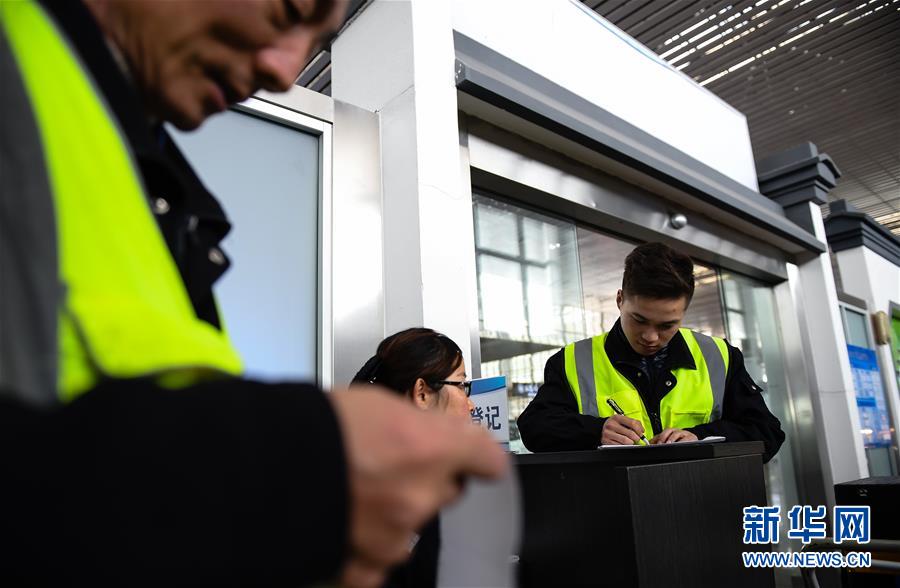 （關(guān)注春運·圖片故事）（3） 奔跑吧！高鐵送餐小哥