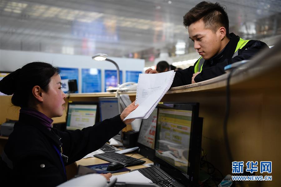 （關(guān)注春運(yùn)·圖片故事）（1） 奔跑吧！高鐵送餐小哥