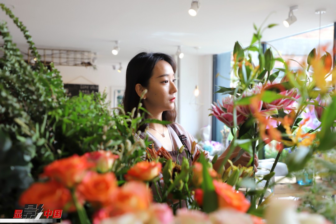 每天和花打交道是一個(gè)幸福的職業(yè)，但同時(shí)也充滿壓力和挑戰(zhàn)，“花在呈現(xiàn)給客人的那一瞬間是美好的，但前面的每一個(gè)步驟都是很辛苦的?！蓖趵桄抡f(shuō)，花藝是最原始的手工藝產(chǎn)品，沒(méi)有辦法機(jī)械化、流程化和規(guī)?；仨氁秒p手一點(diǎn)點(diǎn)地賦予其生命和美感。圖為王黎媛在挑選制作花束的鮮花。新華網(wǎng) 周亞平/攝 念新洪/文