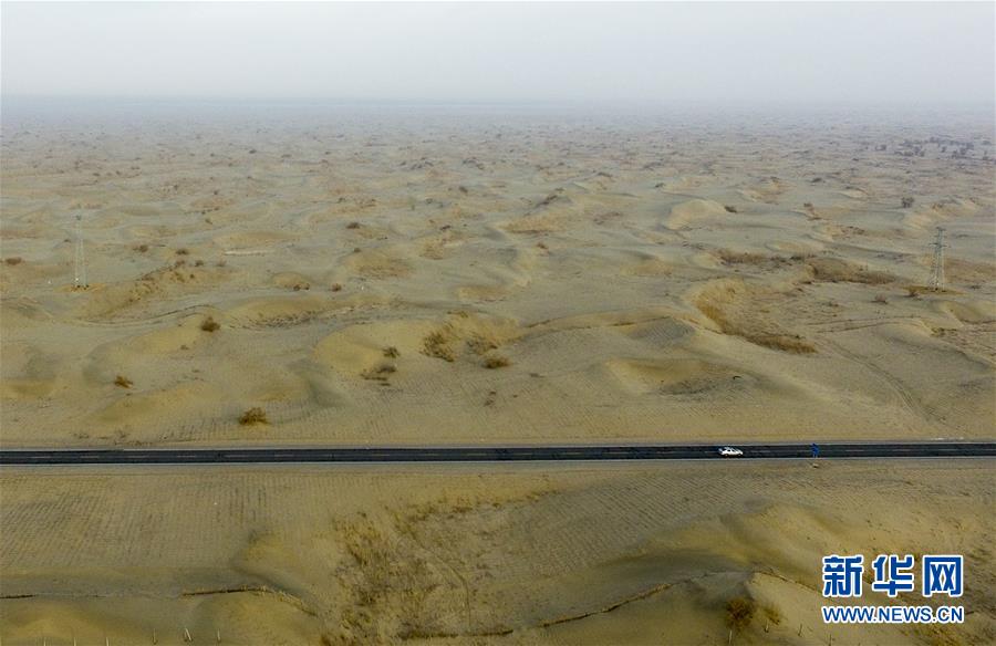 (壯闊東方潮奮進(jìn)新時(shí)代——慶祝改革開放40年)(6)公路在“死亡之海”里延伸