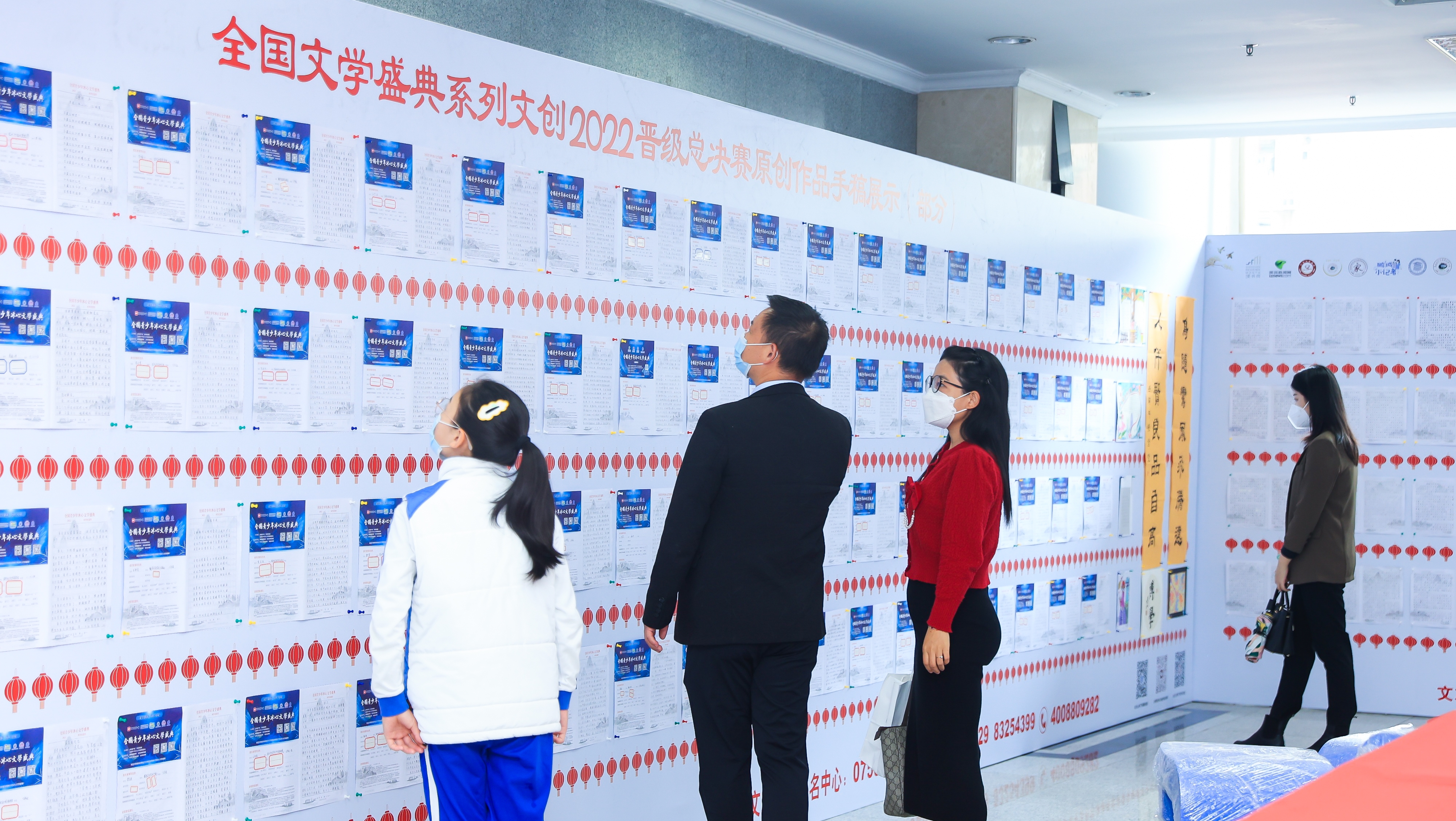 與會(huì)的領(lǐng)導(dǎo)嘉賓、師生文友共同走進(jìn)全國文學(xué)盛典年度慶典現(xiàn)場展示區(qū)