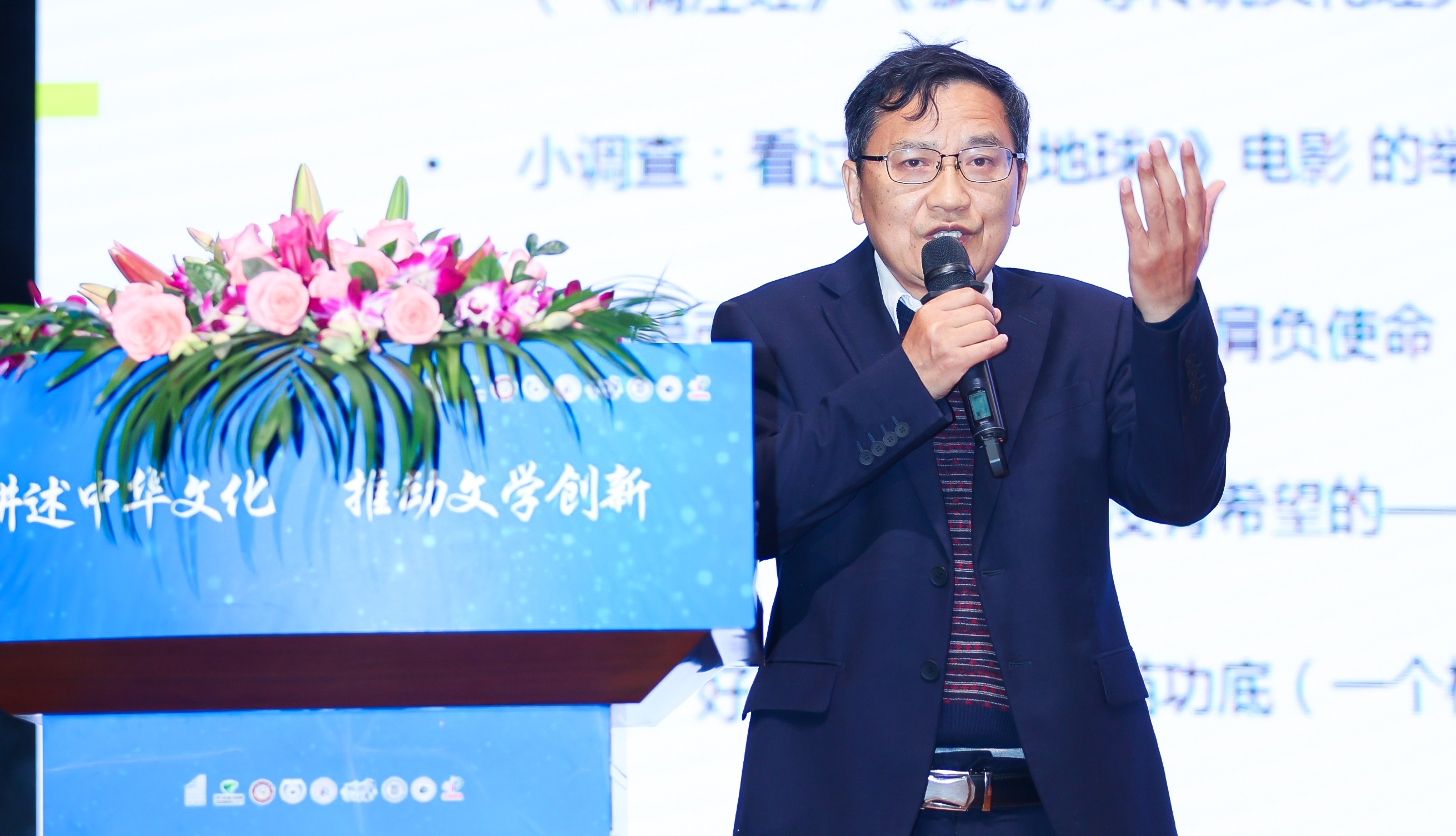 活動(dòng)現(xiàn)場，“全國文學(xué)盛典名師大講堂”主講嘉賓謝晨為大家?guī)碇黝}講座